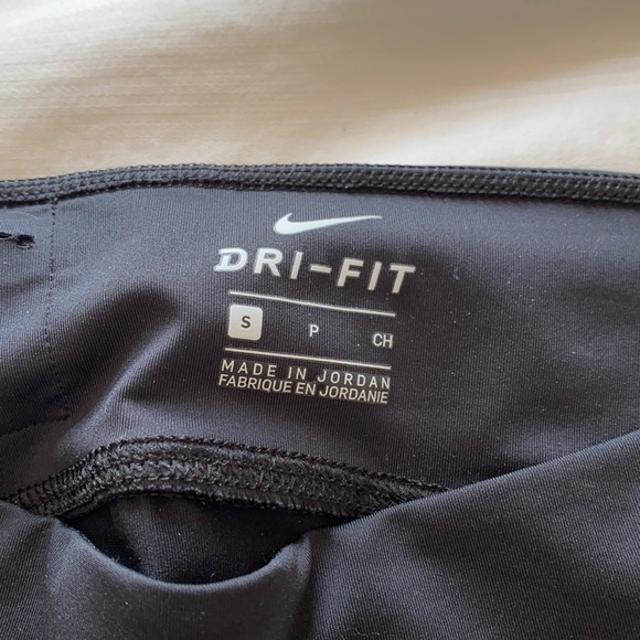 Nike dri- fit black Capri new - Picture 3 of 8